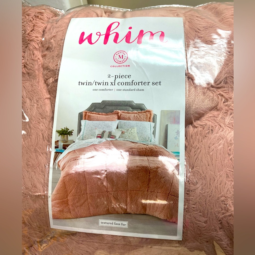 SOLD!! BRAND NEW!! 🫨🫨🫨Gorgeous fluffy comforter set by Martha Stewart